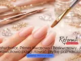 Dłonie z idealnym manicure, pędzelek z produktem. Dowiedz się, kiedy wybrać primer kwasowy czy bezkwasowy do paznokci.