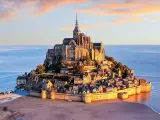 Mont Saint-Michel, jedna z najpiękniejszych francja atrakcje, majestatycznie wznosi się z morza.