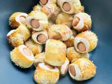Leckere Würstchen im Teigmantel, bestreut mit Sesam. Perfekt als Fingerfood für eine Babyparty, diese Rezepte sind ein Hit!