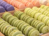 Kolorowe makaroniki w rzędach, idealne, by sprawdzić, co warto kupić w Paryżu.