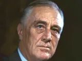 Zbliżenie na twarz Franklina Delano Roosevelta, z widocznymi zmarszczkami i siwiejącymi włosami.