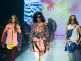 Modelki na wybiegu prezentują stylizacje, które idealnie sprawdzą się, jak się ubrać na imprezę w stylu lat 90. Kolorowe bluzy, dresy i neonowe dodatki.