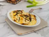 Crespelle con asparagi gratinate al forno, un piatto saporito e invitante, pronto per essere gustato.