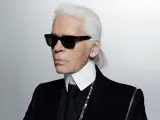 Karl Lagerfeld, jeden z najbardziej znanych projektantów mody, w charakterystycznych okularach i z siwym kucykiem.