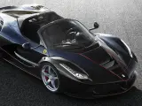 Czarny kabriolet Ferrari LaFerrari na drodze. Zastanawiasz się, ile kosztuje Ferrari LaFerrari?