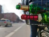 Flaschen im Fahrradkorb. Vorsicht: betrunken Fahrrad fahren Strafe!