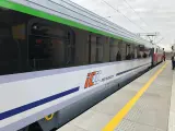 Pociąg PKP Intercity z charakterystycznym logo eic a ic stoi na peronie.