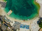 Widok z lotu ptaka na **Albania plaże** z turkusową wodą, leżakami i parasolami.
