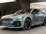 Szary Audi RS6 GT Avant z czarnymi akcentami i felgami, gotowy do podboju każdej drogi.