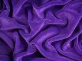 Tessuto di velluto a coste viola, morbido e drappeggiato. Scopri come lavare il velluto a coste per mantenerlo come nuovo.