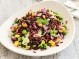 Insalata colorata con riso venere, piselli, mais, cipolla rossa e lattuga. Un'idea fresca per le tue riso venere ricette.
