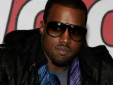 Kanye West w okularach przeciwsłonecznych i skórzanej kurtce, gotowy na koncert w Polsce.