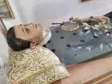 Relikwie świętego leżą na ozdobnej poduszce. Widoczny medalion z relikwiami i figurka Jezusa. Alleluja, co to znaczy?