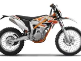 Pomarańczowo-biały motocykl KTM Freeride 350 z terenowymi oponami, gotowy na przygodę.
