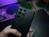 Czarny Samsung Galaxy S21 Ultra z aparatem. Dowiedz się, samsung cloud co to jest i jak działa.