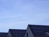 Domy z panelami monokrystalicznymi na dachach. Sprawdź, jaka jest aktualna panele monokrystaliczne cena i zainwestuj w zieloną energię.
