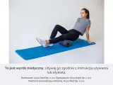 Kobieta wykonuje ćwiczenia na wałku do masażu, łagodząc ból kolana biegacza.