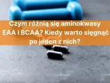 Niebieskie hantle i kapsułki na ciemnym tle. Tekst pyta o różnice między aminokwasami EAA i BCAA.