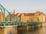 Zielony most na Odrze, kolorowe kamienice i wieża kościelna. Ciekawe ciekawostki o Wrocławiu czekają na odkrycie!