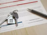 Clés d'une maison sur un contrat de bail civil à Paris. Un stylo est prêt à signer.