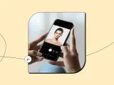 Dłonie trzymają smartfon z otwartą aplikacją do robienia zdjęć. Na ekranie widoczny portret kobiety i narzędzia edycji.