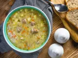 Aromaticzny zupa krupnik przepis babci, pełna ziemniaków, marchewki i mięsa, podana z chlebem.