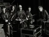 Zespół Scorpions, mistrzowie rockowych ballad i piosenek o miłości, w czerni i bieli, gotowi na koncert.