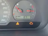 Na desce rozdzielczej świeci się kontrolka ESP i kontrolka silnika.