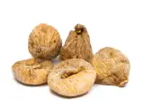 Fünf getrocknete Feigen, die zeigen, wie gesund Feigen sind. Sie sind leicht mit Zucker bestäubt und liegen auf weißem Hintergrund.