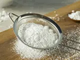 Sito do przesiewania cukru pudru, idealne do wypieków. Prosty sposób, jak zrobić cukier puder w domu.