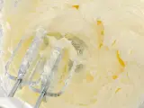 Mieszadła miksera zagłębiają się w puszysty, pyszny krem do kremówki, tworząc idealną bazę do słodkich wypieków.