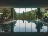 Basen w Dr Irena Eris Hotel z widokiem na góry. Relaks w otoczeniu natury.