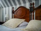 Wygodne łóżko w hotelu, idealne na służbowy nocleg. Pytanie, czy można służbowo nocować w hotelu, jest tu nieistotne, bo komfort jest najważniejszy.