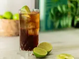 Idealny drink na upalne dni: Cuba Libre przepis. Orzeźwiający rum z colą i limonką, podany z lodem.