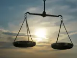 Waga wagi, symbol sprawiedliwości, na tle nieba. 23.09 znak zodiaku.