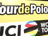 Logo Tour de Pologne i UCI World Tour na żółtym tle.
