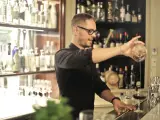 Ile zarabia barman w Polsce? Pensja, napiwki i czynniki</div>