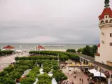 Sopot, jedno z urokliwych miast w Polsce, z charakterystyczną wieżą i widokiem na morze.