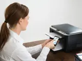 Frau verbindet Epson Drucker mit WLAN über ihr Smartphone.