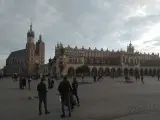 Spacer po Rynku Głównym, sercu historycznego centrum Krakowa. W tle Bazylika Mariacka i Sukiennice.