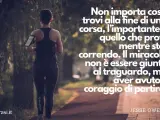 Donna corre su un sentiero. Frasi sulla corsa: "Il miracolo non è essere giunto al traguardo, ma aver avuto il coraggio di partire." - Jesse Owens.