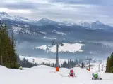 Piękne widoki na Tatry, idealne miejsce, gdzie na narty w Polsce. Śnieg i wyciągi czekają!