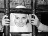 Młoda zakonnica za kratami, scena z jednego z klasycznych, **starych polskich filmów**.