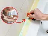 Usuwanie silikonu z płytek: aplikacja preparatu na dłoń i usuwanie resztek silikonu specjalnym narzędziem.