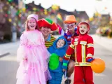 Fröhliche Familie in Kostümen feiert Fasching. Wann sind Faschingsferien in Baden-Württemberg 2026?