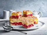 Pyszna tarta z truskawkami i budyniem, posypana kruszonką, czeka na spróbowanie. Idealna na deser!