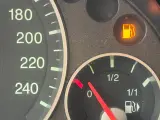 Wskaźnik paliwa na czerwonym polu, kontrolka rezerwy świeci. Ile km na rezerwie diesel? Czas na tankowanie!