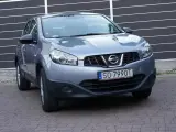 Szary Nissan Qashqai 1.6 benzyna, idealny do miasta i na trasy. Sprawdź jego niskie spalanie!