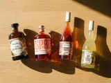 Vier Flaschen Dr. Jaglas Spritz: San Orangello, Sprit, Hibiskus Spritz und San Limello Spritz. Alle sind alkoholfrei, was bedeutet, dass sie keinen Neutralalkohol enthalten.