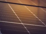 Zbliżenie na panel fotowoltaiczny. Pamiętaj o zgłoszeniu instalacji, by uniknąć kary za nie zgłoszenie instalacji fotowoltaicznej do straży.